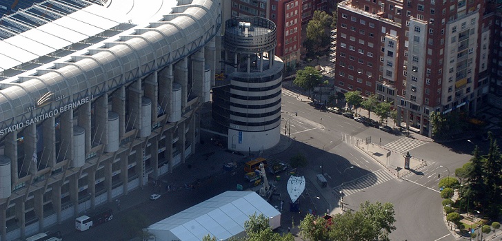 Carmena aprueba la demolición de La Esquina del Bernabéu y las torres del estadio